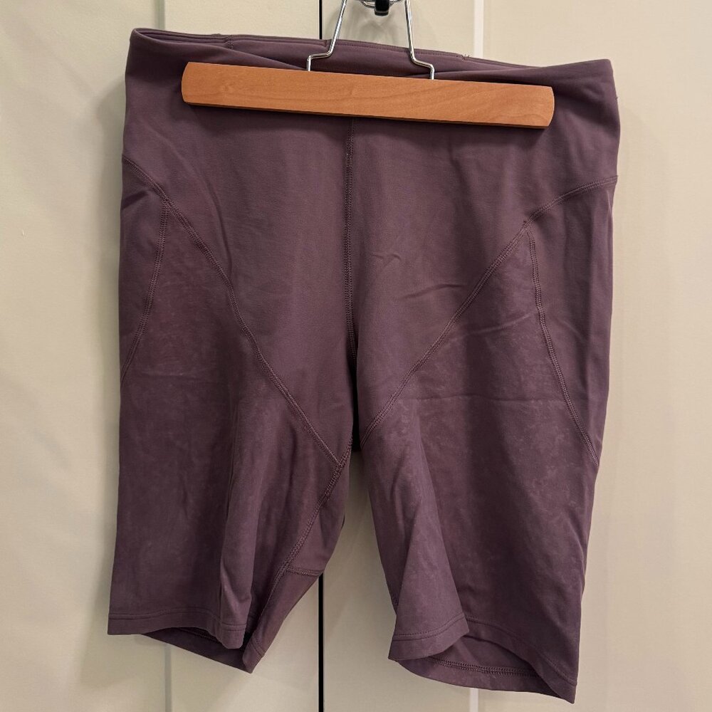 Lululemon LAB Embossed Nulu Yoga Short 8" in Tracer Print Dusty Amethyst, Size 8